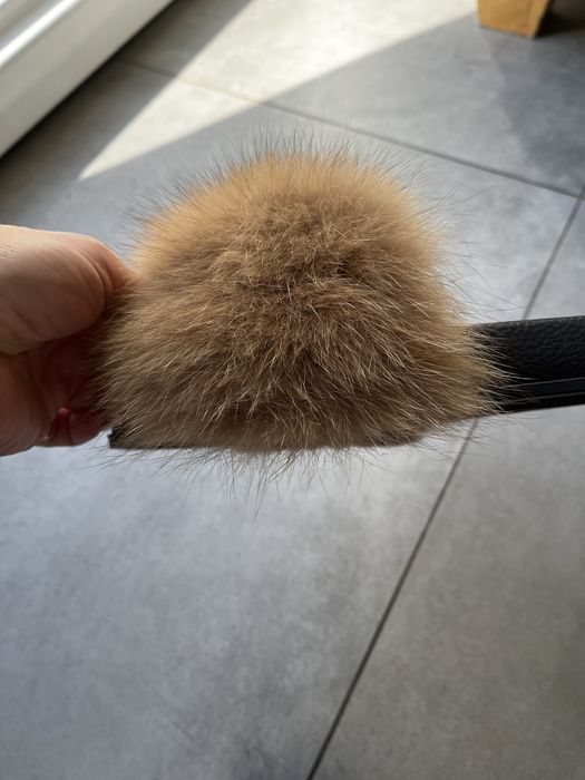 Klapki z puchatym futrem 40