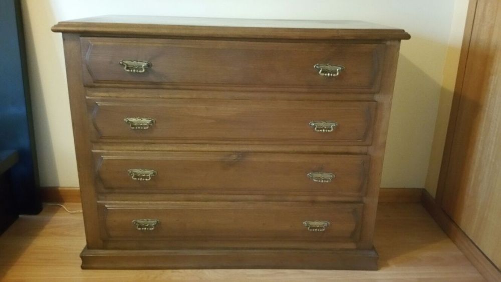 Cama de casal, cómoda e camiseiros antigos