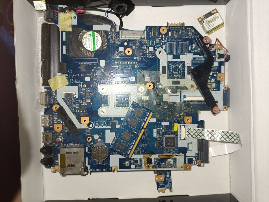 Продам Ноутбук Acer Aspire E1-531 на запчастини