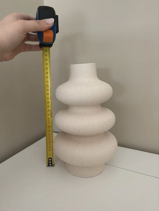 Jarra de cerâmica bege com textura