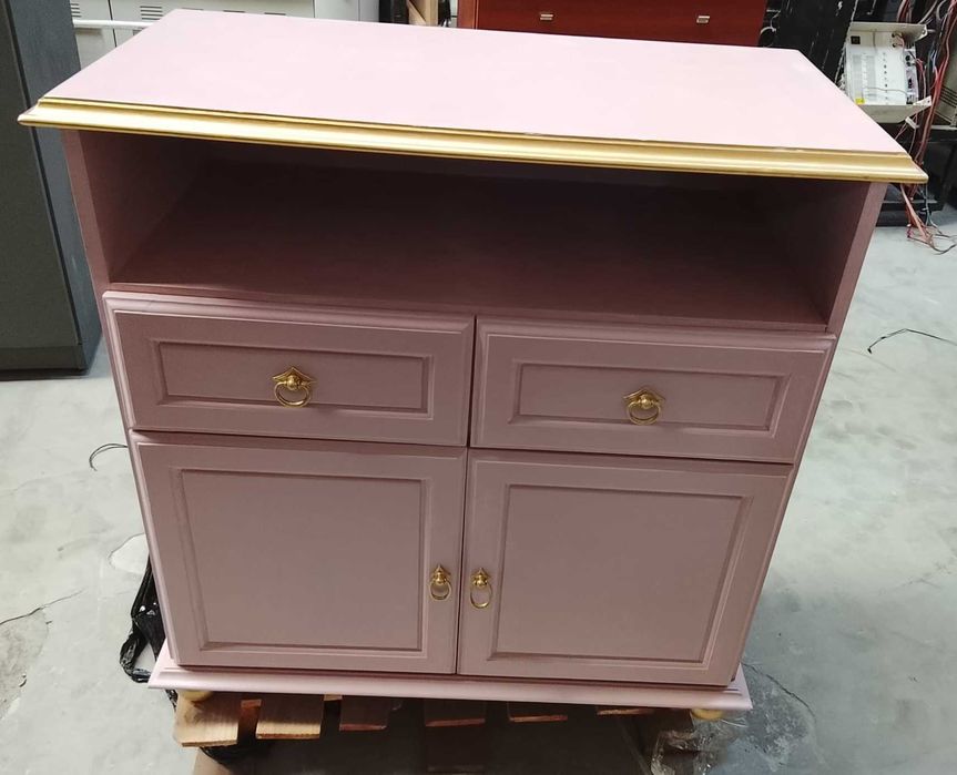 Móvel Pintado na Cor rosa e dourado