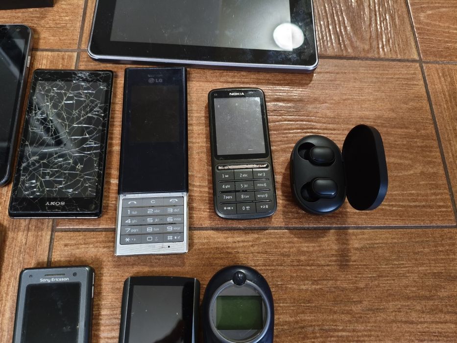 Duży zestaw elektroniki - słuchawki, telefony, tablety - 14 sztuk