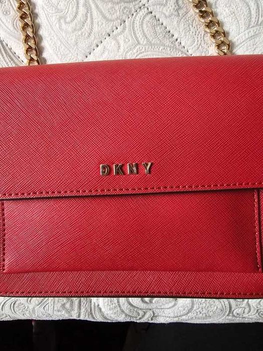 DKNY czerwona torebka listonoszka ze skóry saffiano na łańcuszku z dustbagiem