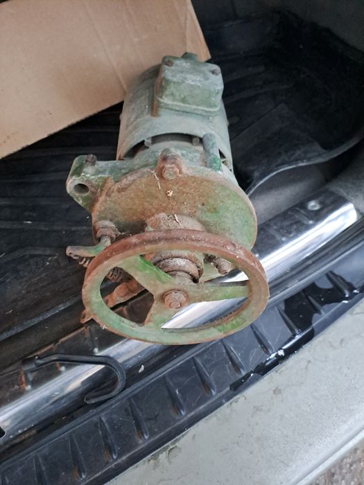 Електро мотор від швейної машинки.