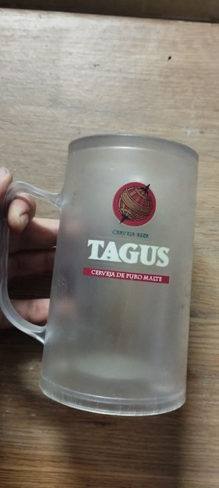 Vários copos a venda de várias marcas.