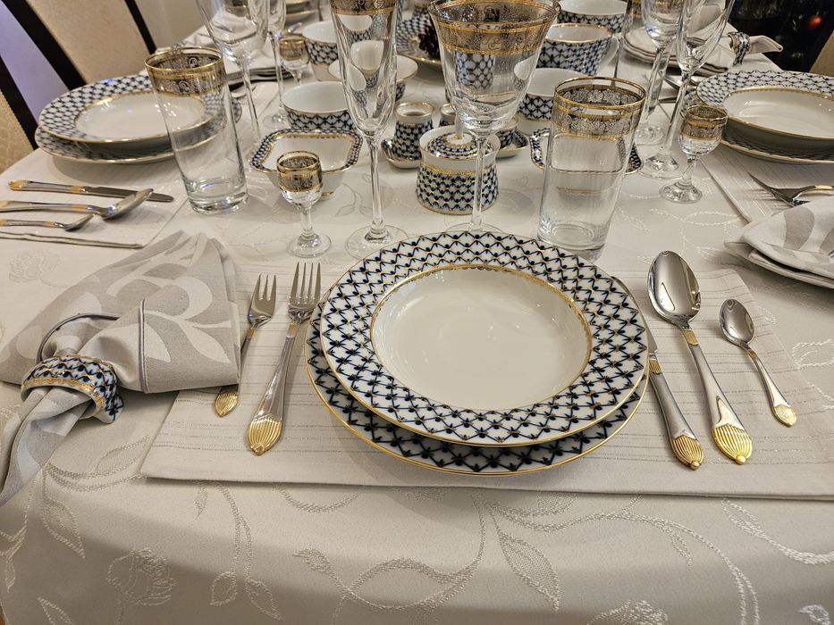 Zestaw obiadowy (kobaltowa siatka) IPM (dawny Łomonosow) na 12 osób.