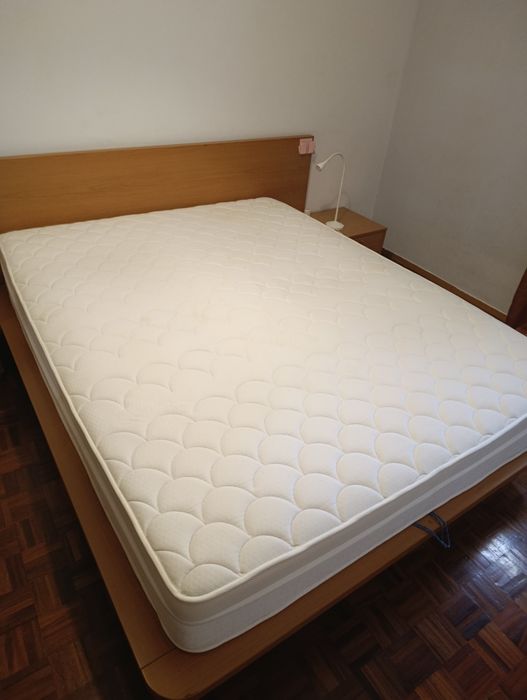Cama de Casal em Madeira Maciça c/ Sommier Elevatório (Baú) + 2 Mesas de Cabeceira + Colchão