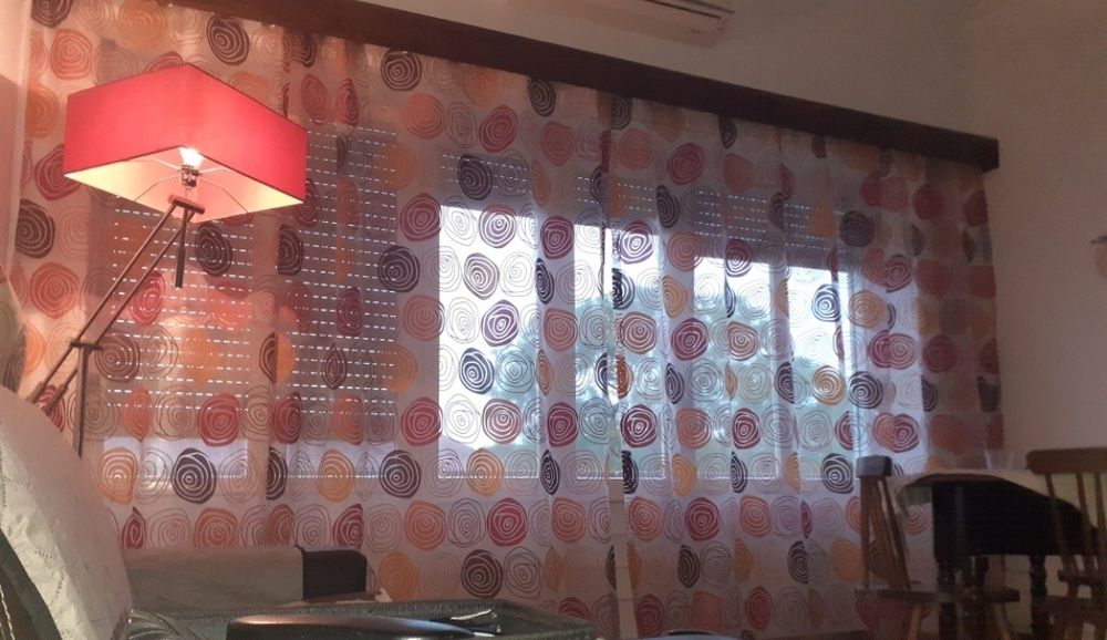 Cortinados organza com motivos circulares