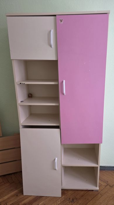 Regał z szafkami i półkami