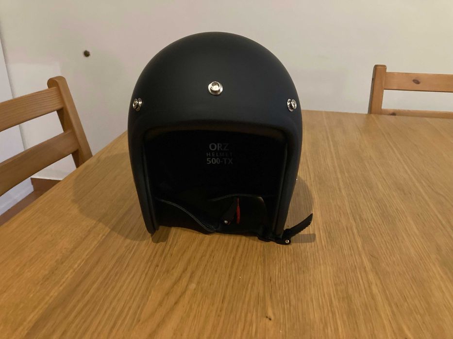 Capacete preto mate, low profile, chopper, retro.