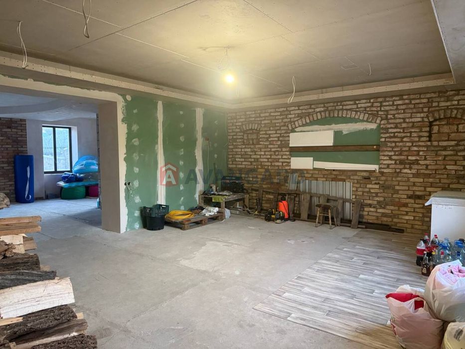 Продам дом 200 м2 с бассейном и баней в начале Обуховки.