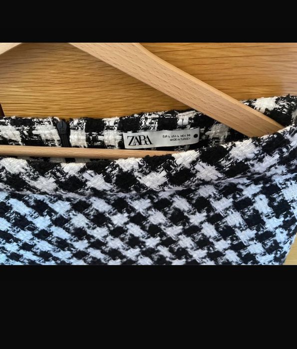 Saia curta marca Zara