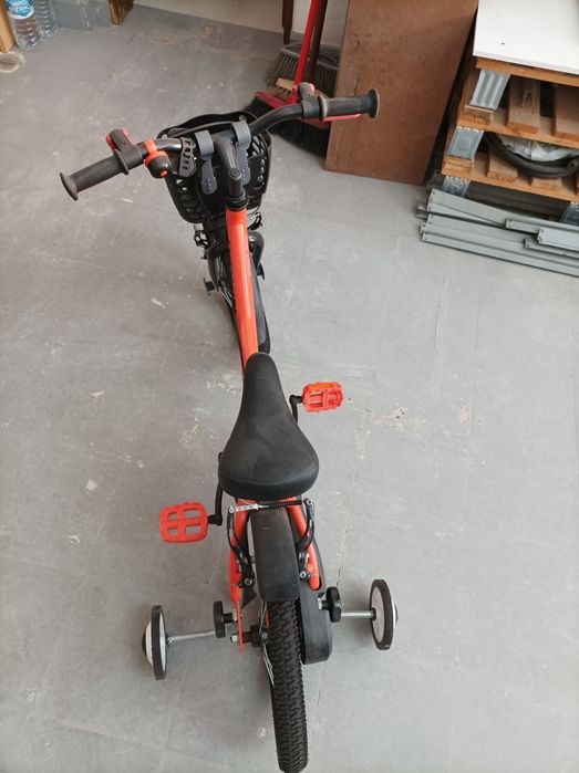 Bicicleta com rodinhas quase nova