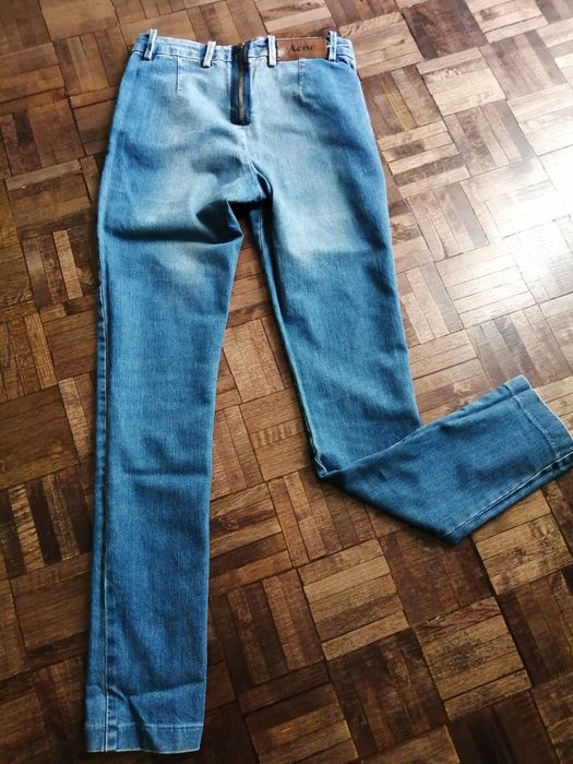 Niebieskie jeansy Acne