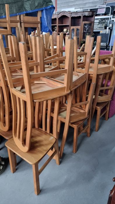 Lote completo de 22 Mesas e 44 Cadeiras