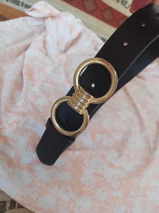 Czarny pasek złota klamra dwa duże koła marki Topshop.
