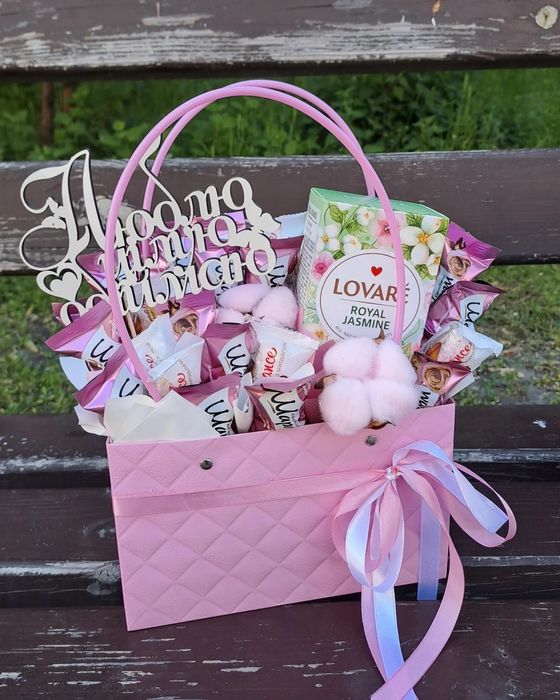 Сумка з цукерками та чаєм