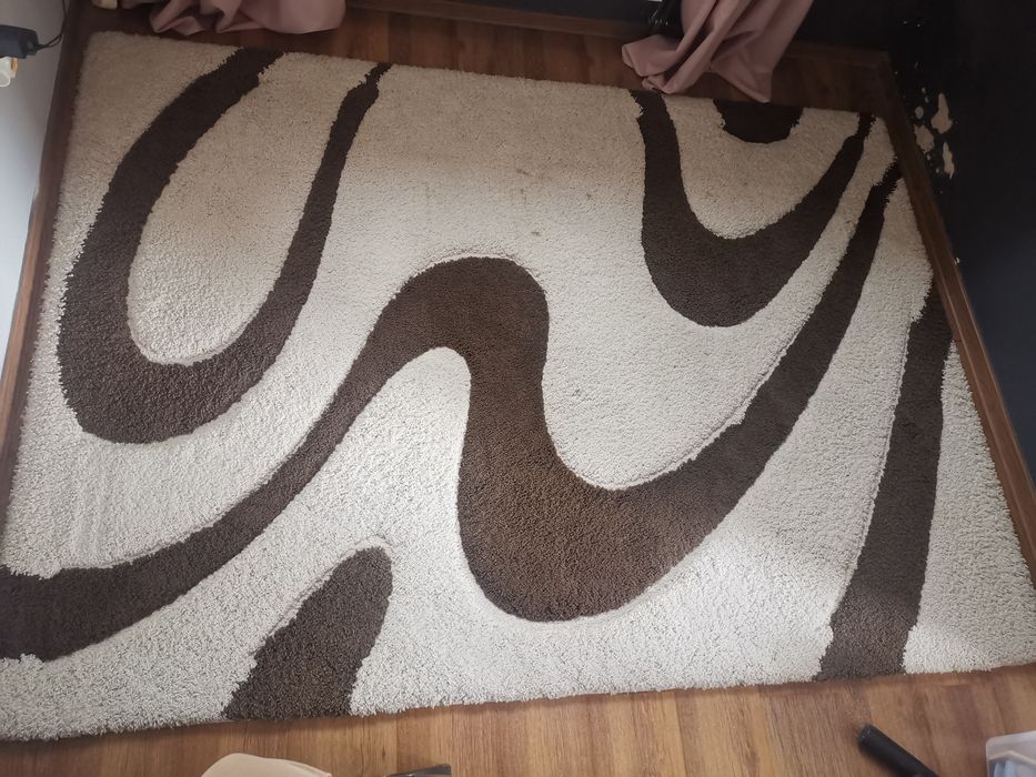 Gruby dywan bialo brazowy