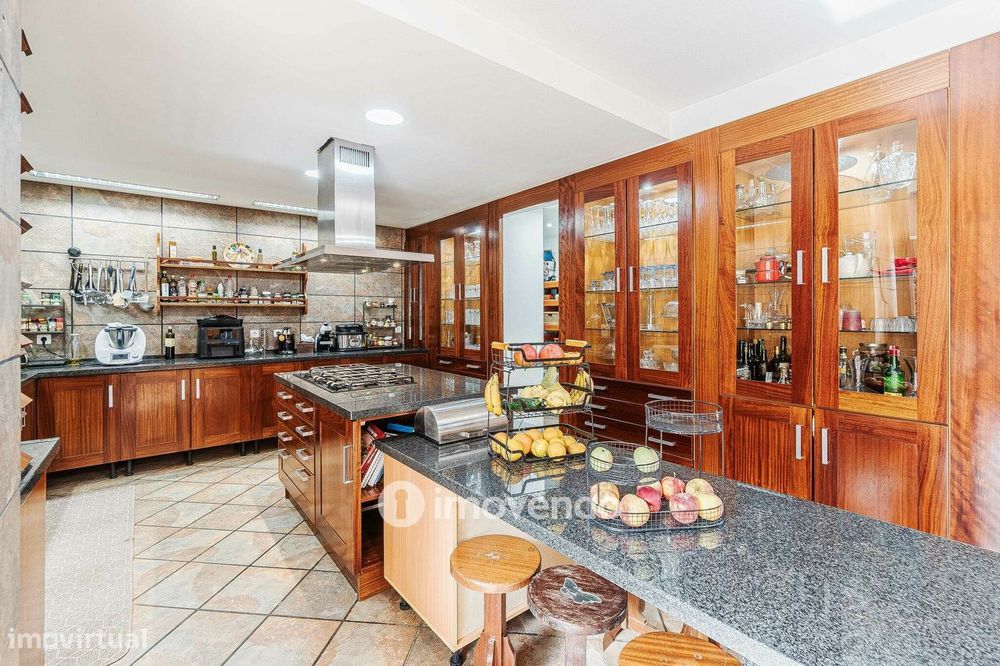 Quinta T3 isolada, com 14.500m² de terreno e piscina, em Loures