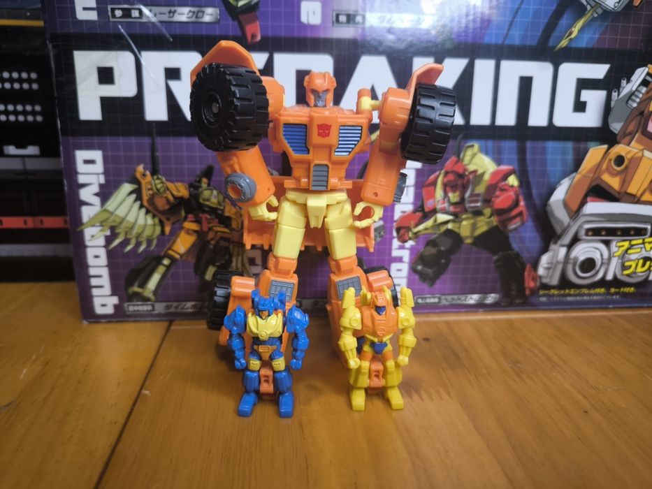 Hasbro Transformers Generations Thrilling 30 Deluxe Autobot Scoop