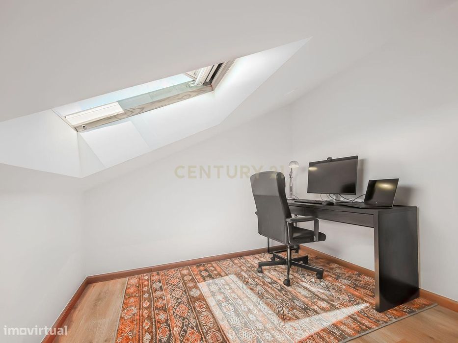 Apartamento T2 Dúplex com Vista Panorâmica e Garagem com Carregamento