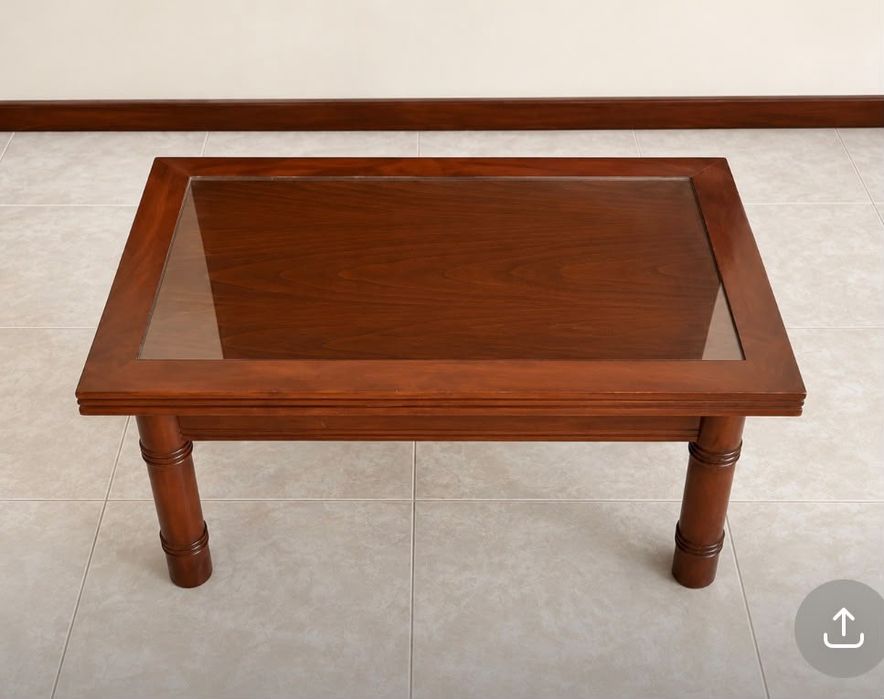 Mesinha de centro com tampo de vidro
