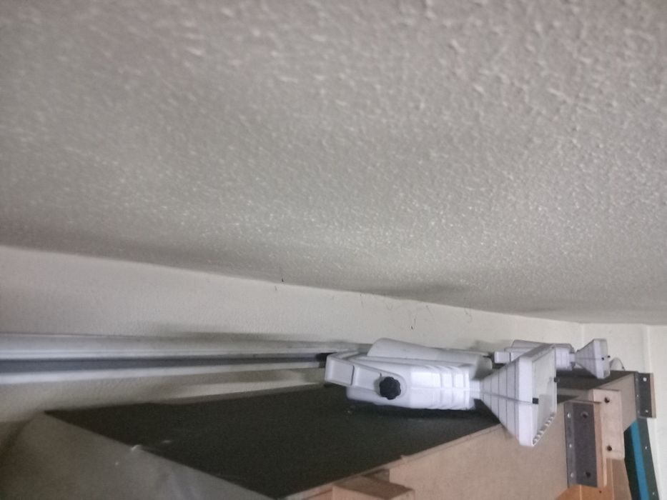 Calha em alumínio com 3 progetores grandes .