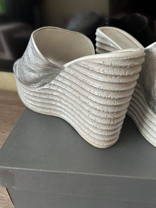 Продам босоножки шлепки на платформе кожа серебро женские