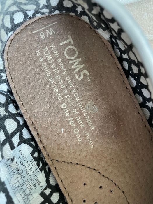 Sapatos da TOMS brilhante PRATA