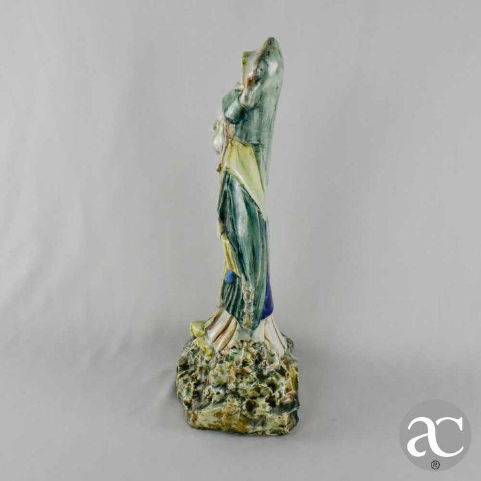 Figura de dignitário chinês em cerâmica vidrada Sancai