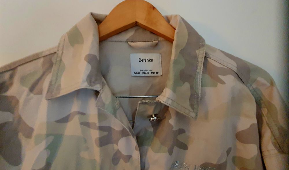 Casaco corto femenino BERSHKA