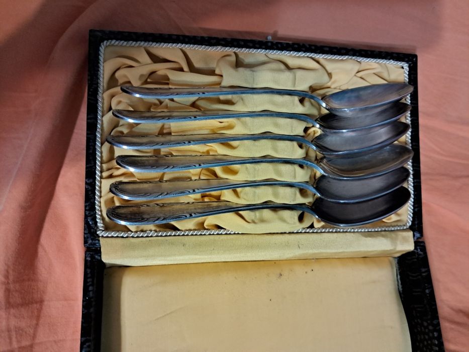 Srebrne łyżeczki kolekcjonerskie .