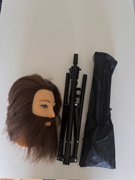 Tripé e cabeça masculina para barbeiro