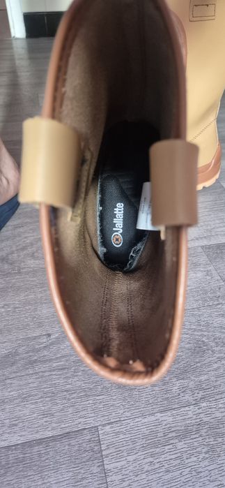 Botas de trabalho novas em couro.
