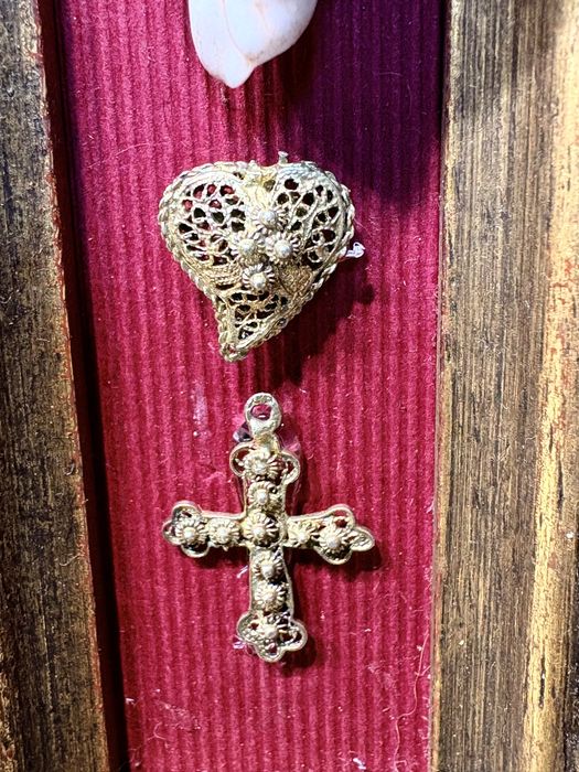 Antigo crucifixo em talha com amoroso Menino Jesus em porcelana