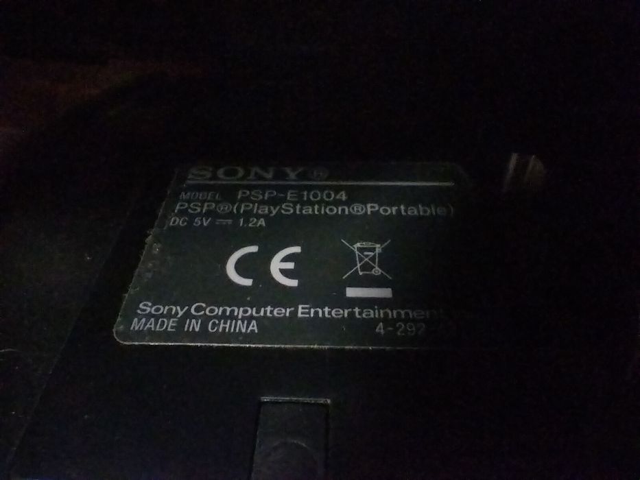PSP E-1004 com capa e cartão de memória
