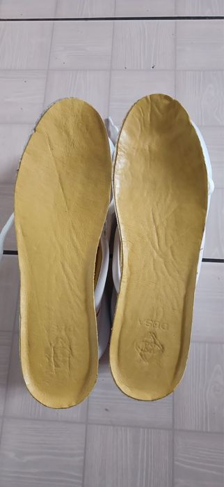 Жіночі білі шкіряні кеди