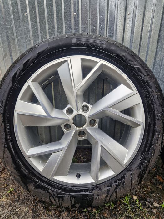komplet oryginalnych felg aluminiowych Skoda 19 cali z oponami letnimi Pirelli Scorpion Verde 235 50 R19
