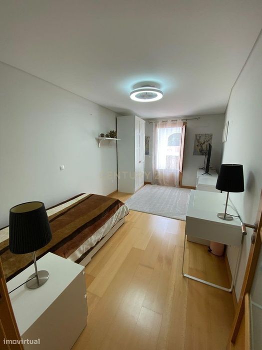 T1 . 80M2 Com Terraço De 19M2 E 1 Lugar De Estacionamento - Merceana .