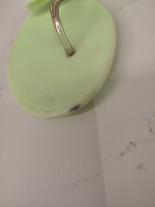 Chinelos verde água de plástico.