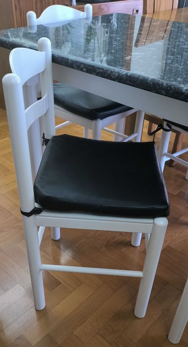 Mesa com tampo em granito + cadeiras e bancos
