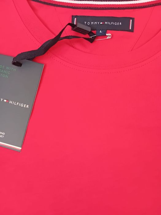 Czerwony t-shirt Tommy Hilfiger w rozmiarze L.