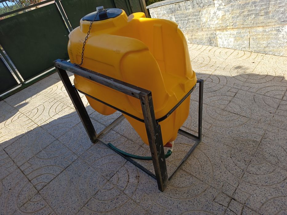 Depósito 200 Litros com Suporte Metálico e Torneira