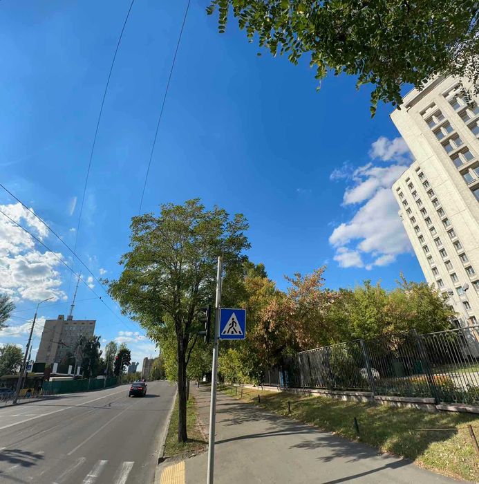 Вул. Іллєнка Юрія (Мельникова) буд.85, метро Дорогожичі