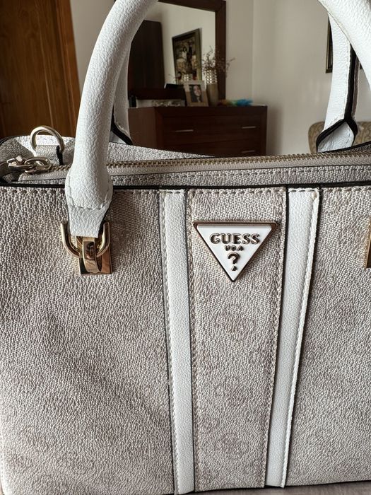 Mala GUESS branca e bege