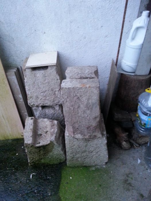 Cachorro em pedra para apoiar pipas