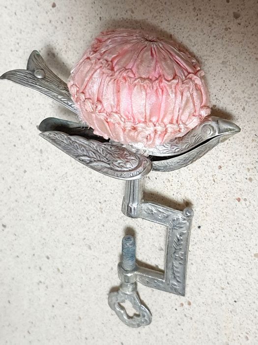 Fantástico acessório de costura Arte Nova com banho em prata