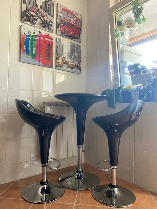 Conjunto mesa e cadeiras