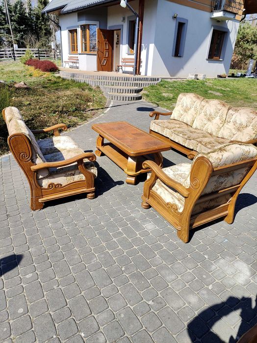 Zestaw drewnianych mebli wypoczynkowych