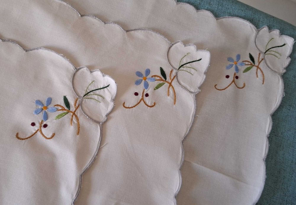 Nap13 - Conj. de 3 guardanapos bordados á mão em azul e castanho.
